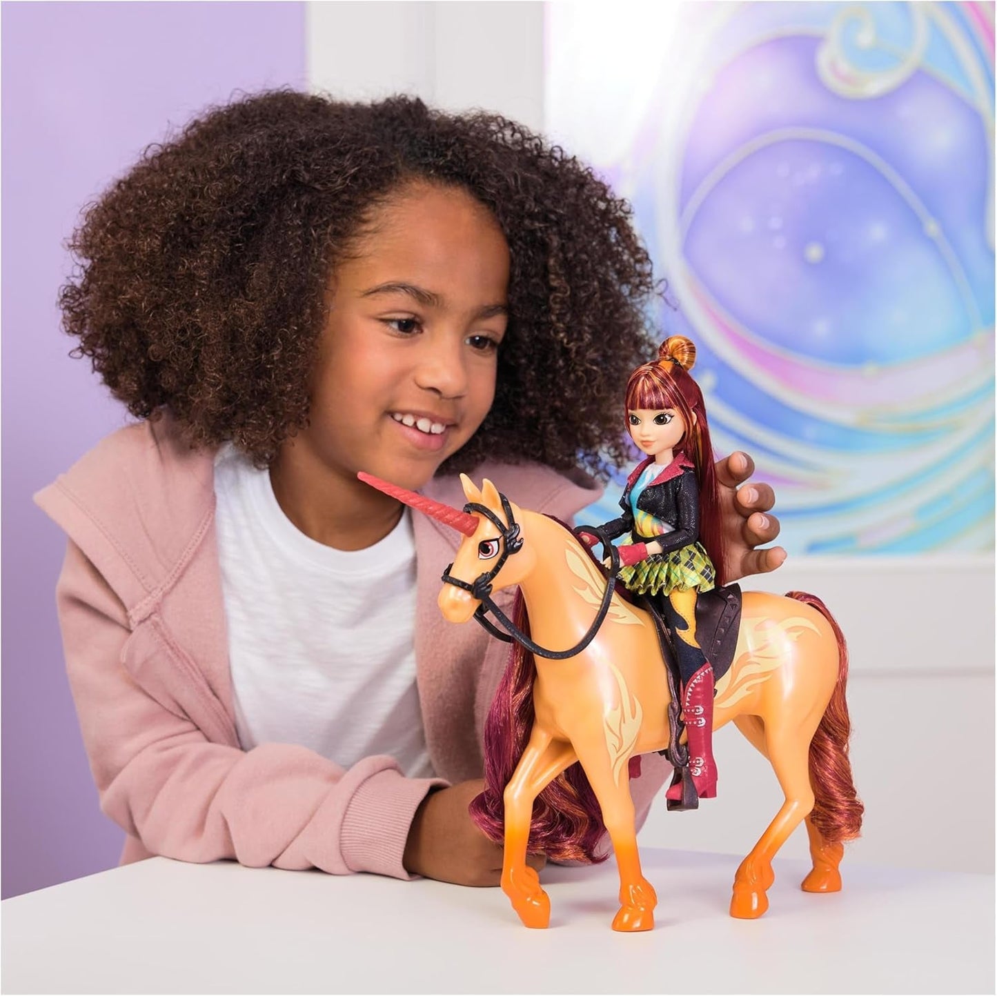 Muñeca Valentina de Unicorn Academy: la muñeca original de la popular serie de Netflix, mide 24 cm de alto y tiene 5 accesorios para juegos de rol imaginativos, para niños de 4 años en adelante