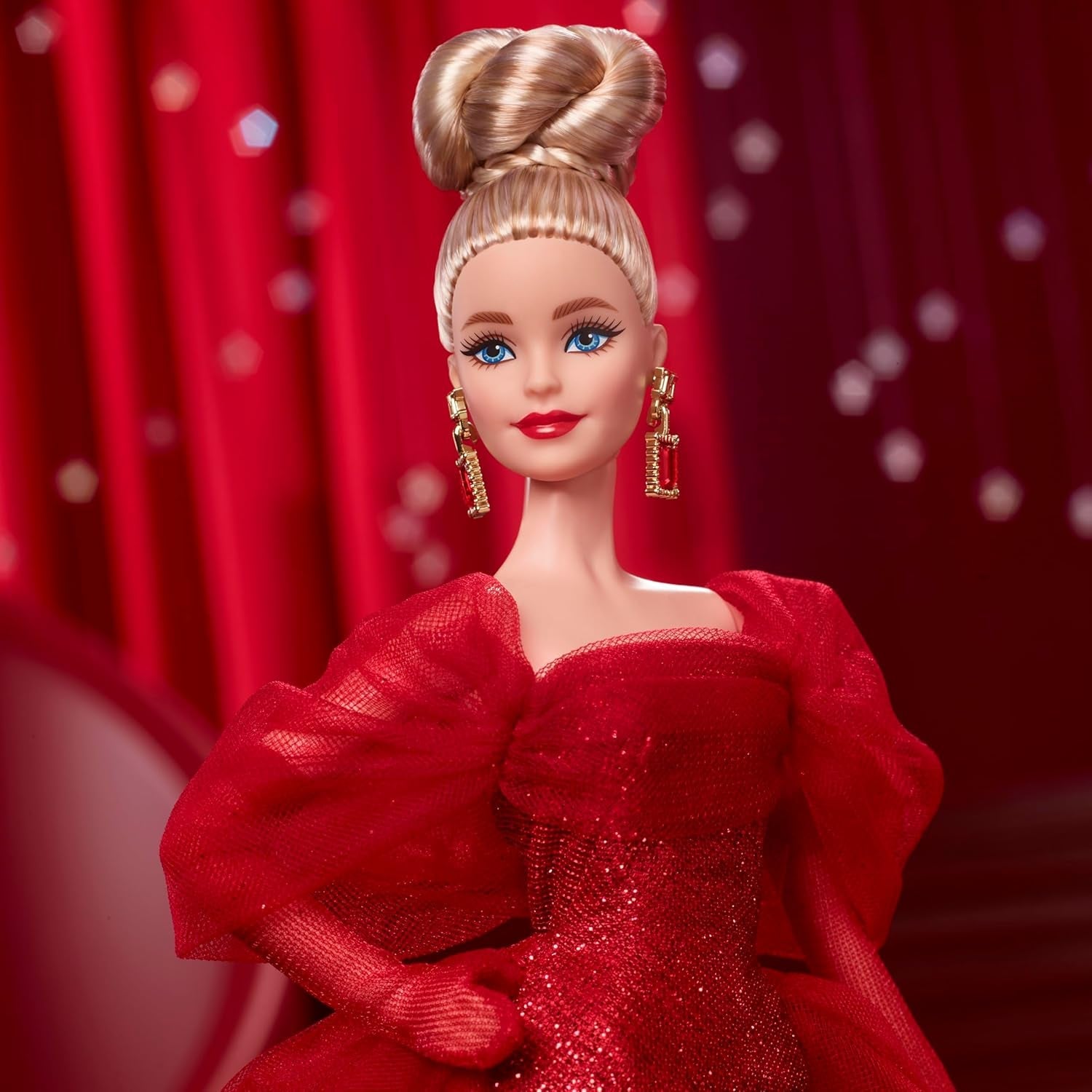 Barbie Signature Doll Figura coleccionable Mattel del 80 aniversario con vestido de tul rojo brillante con aretes de lágrima y guantes delicados Cabello rubio JBJ17