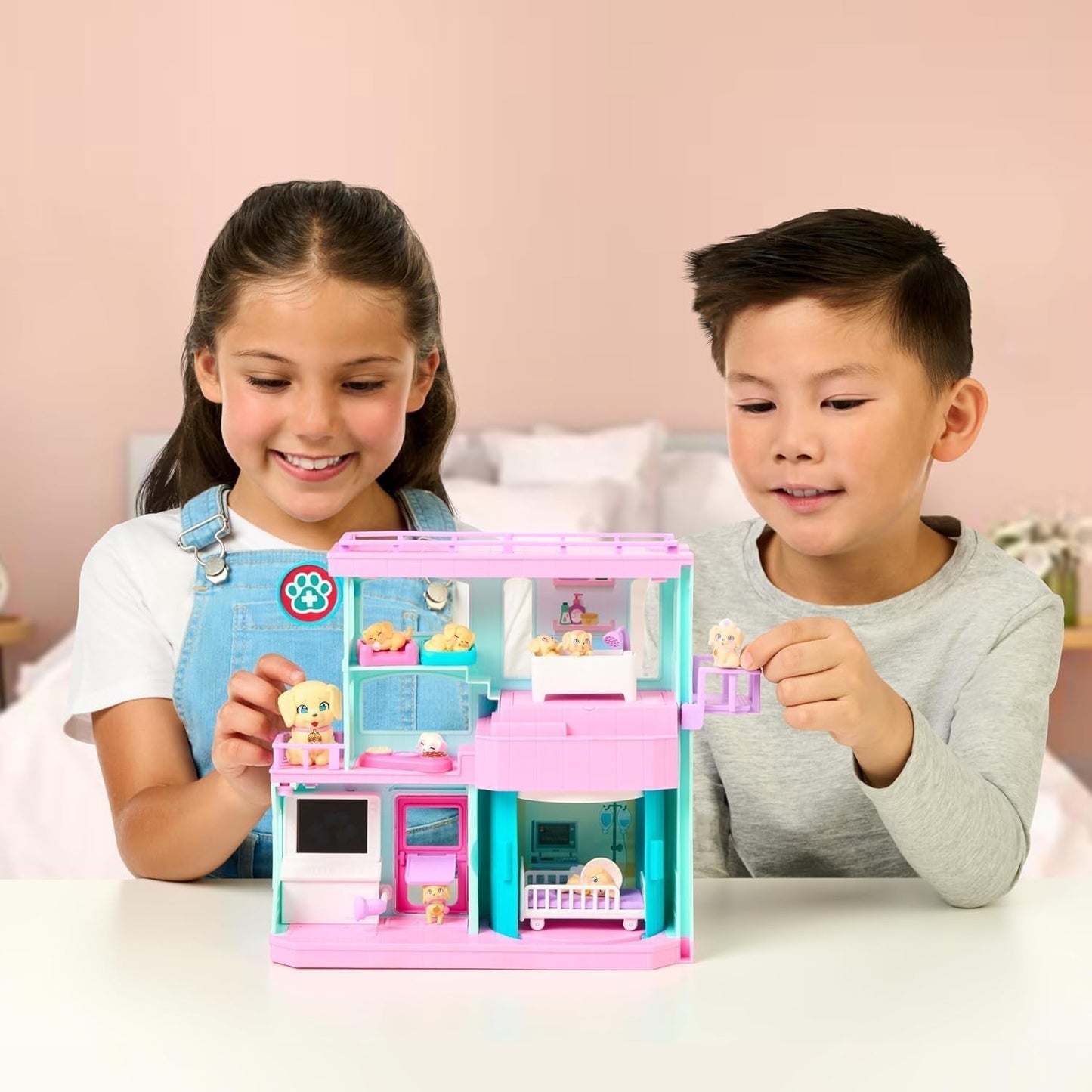 Little Live Pets Mama Surprise Families Baby Clinic Playset, 3 cachorros Retriever incluidos, Magic, juego de doble cara (27,8 cm de ancho, 23,8 cm de alto). Alimentar, bañar y jugar, regalo para niños Figuras de acción Naty Shop