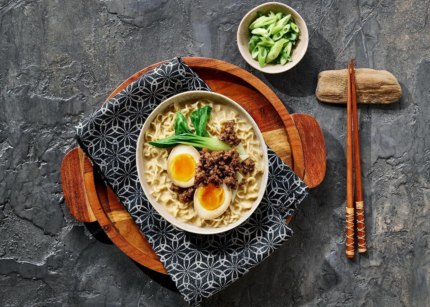 Nissin Demae Ramen - Carne Picante Paquete de 10 Fideos Instantáneos Estilo Japonés con Sabor a Carne y Especias Asiáticas Comida Asiática Rápida y Fácil de Preparar (10 x 100g)