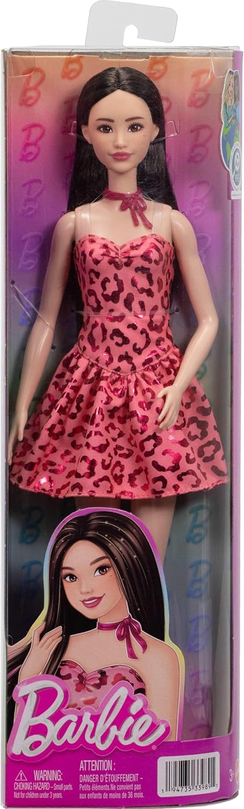 Muñeca Barbie Fashionistas núm. 246 con un vestido rosa sin tirantes con estampado de leopardo, cabello negro y accesorios como un collar con lazo y botas, JJN59