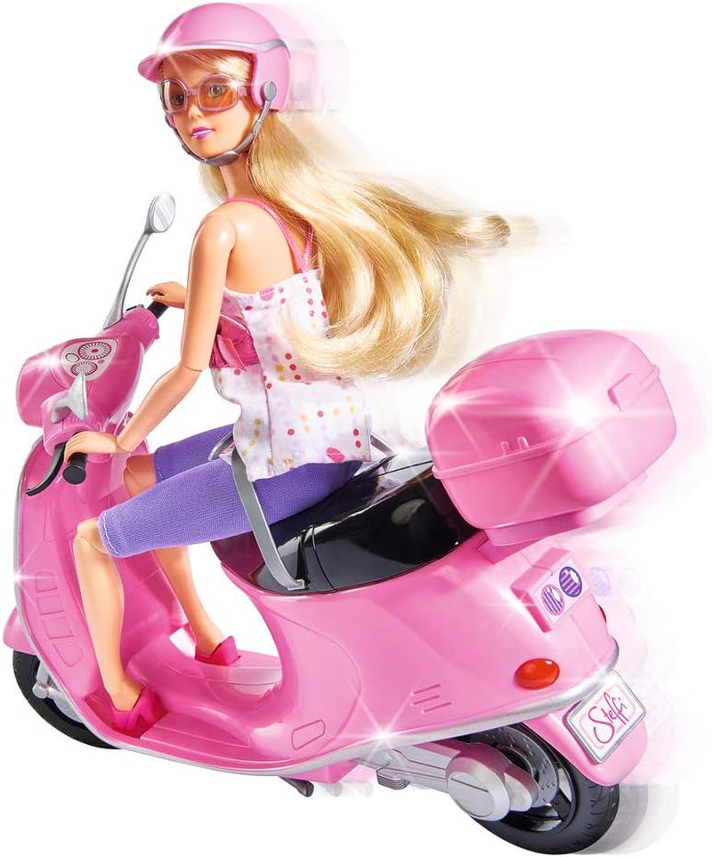 Simba 105730282 - Patinete urbano Steffi Love Chic, Steffi con patinete rosa con casco y compartimento para casco, muñeca de moda, 29 cm, para niños a partir de 3 años