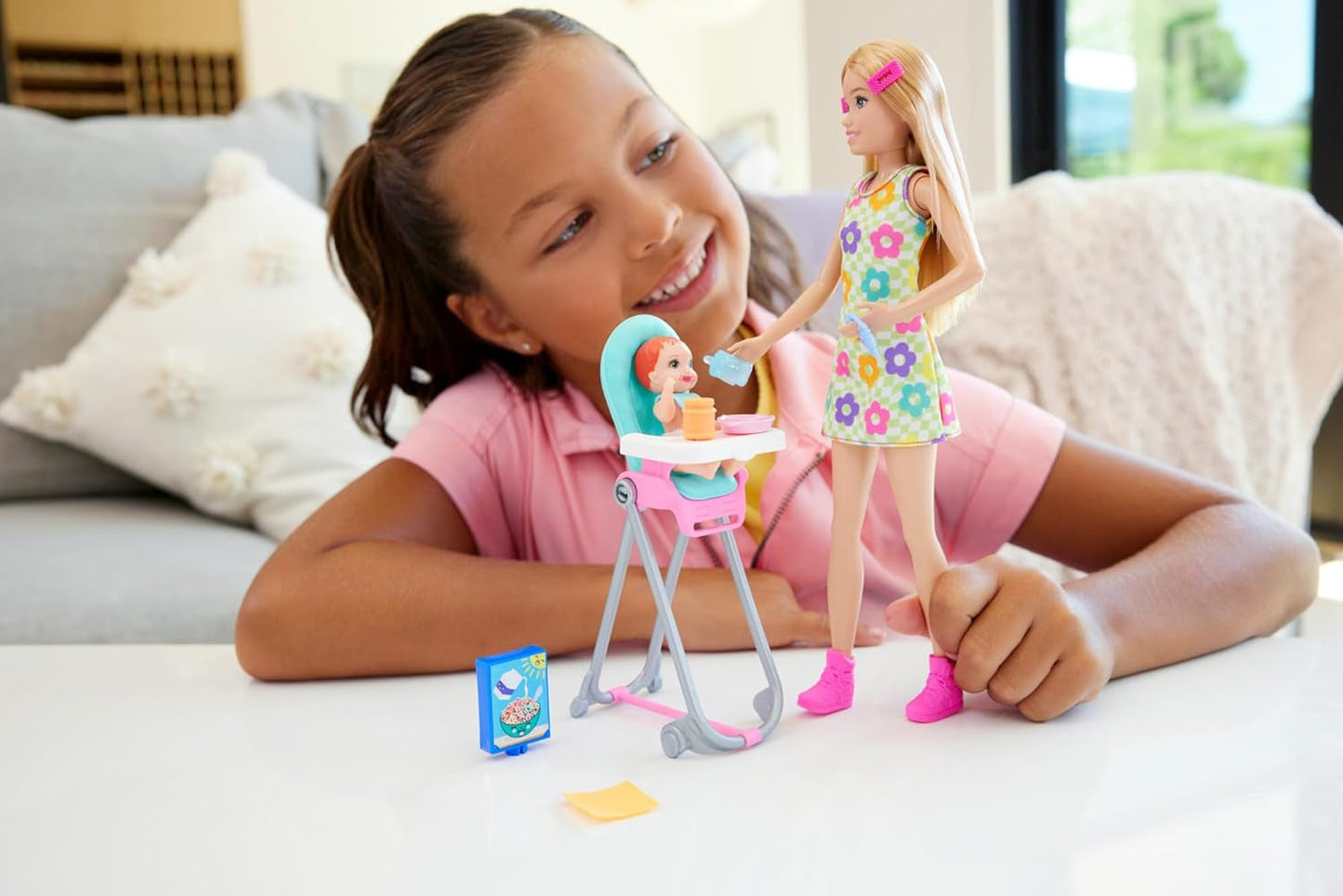 Muñeca Barbie Skipper y accesorios, juego de comida, juego de niñera, juguete que cambia de color HTK35