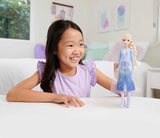 Mattel Muñeca Princesas Disney Elsa, Muñeca Reina de Hielo con Traje de Viaje, Pelo Rubio Peinado, Móvil, Falda Extensible y Botas, Regalos Disney, Juguetes 3 Años, HLW48 Muñecas Naty Shop