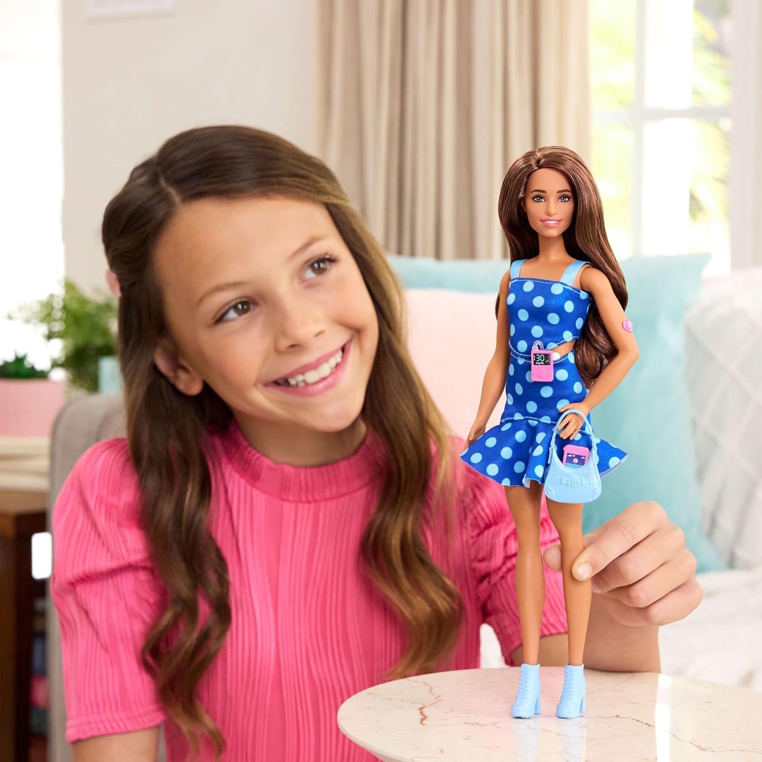 Muñeca Barbie Fashionistas #242 con diabetes tipo 1 y atuendo y accesorios de lunares en colaboración con Breakthrough T1D, HYT97