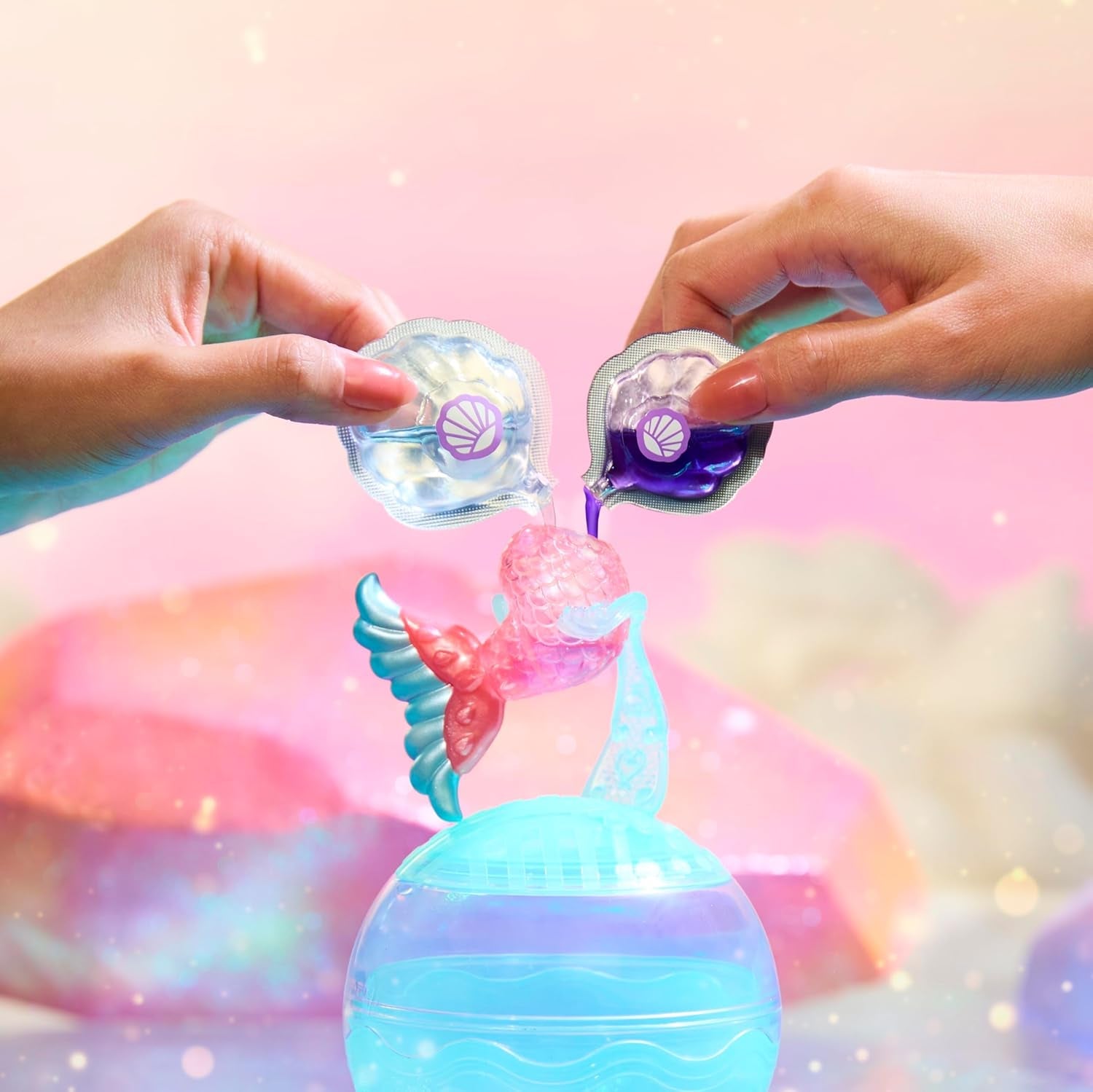 Jajaja ¡Sorpresa! Mermaids Makeover Magic Tots - Brillo de labios real para que tú y tu muñeca hagan, mezclen y creen maquillaje, divertido juego acuático, 6 muñecas para coleccionar - Edades 4+