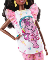 Barbie Rewind - Figura coleccionable nostálgica estilo años 80 con hermoso cabello y atuendo, incluye TV, palomitas de maíz y teléfono, para fanáticos y coleccionistas, HJX19