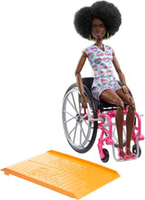Barbie Fashionistas, mono colorido de pelo negro, rampa para silla de ruedas, muñeca incluida, regalo para niños, juguete de 3 años o más, HJT14