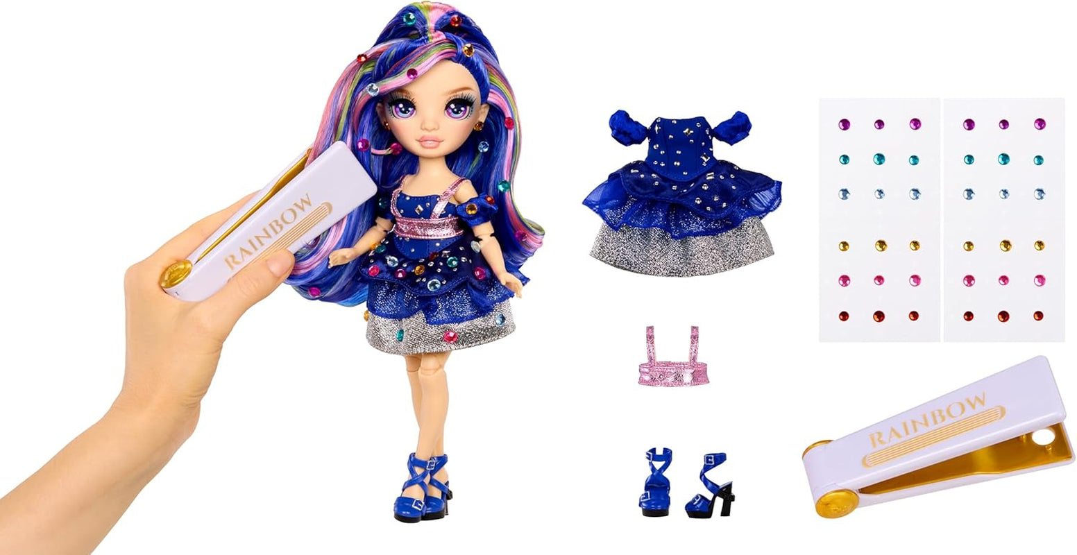 Rainbow High Be Dazzling - Genevieve Bleue - Muñeca de moda azul de 28 cm con herramienta de adorno, piedras preciosas brillantes y accesorios de peinado