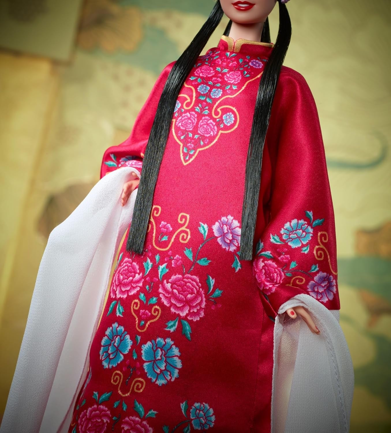 BARBIE Muñeca Barbie del Año Nuevo Lunar - Ropa tradicional en colores brillantes Rot mit Pfingstrosenmuster, cyanblaue Schuhe mit pinken Troddeln, inspiriert von der Peking-Oper, HRM57