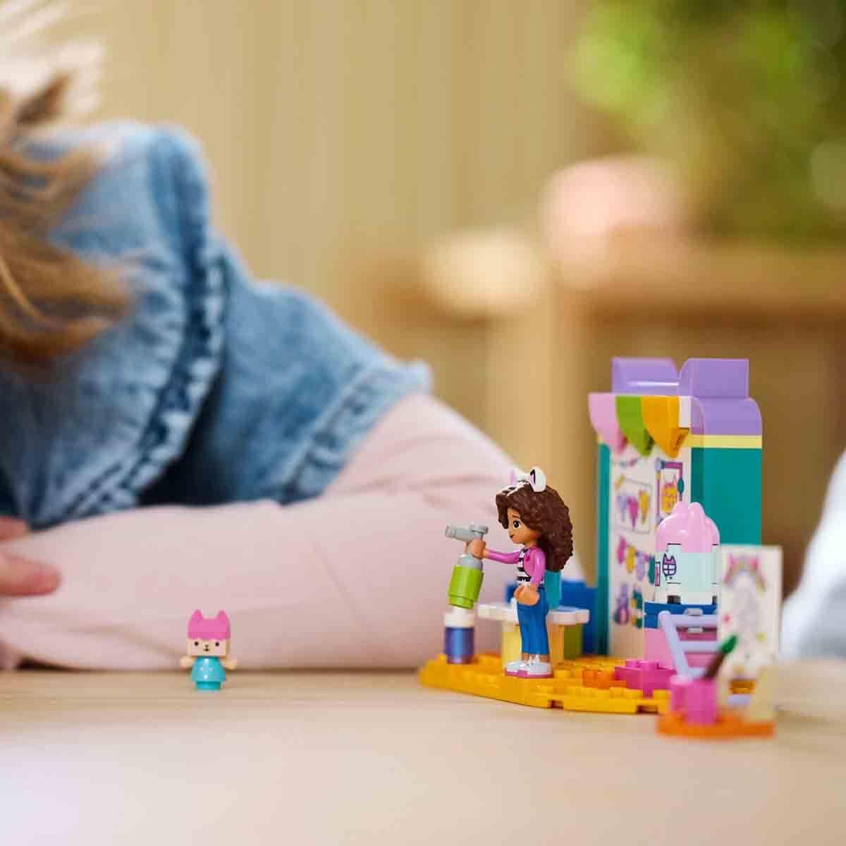 LEGO 4+ Casa de muñecas de Gabby: Diversión artesanal con caja para bebé, juego de rol, juego de manualidades y artes creativas para niñas y niños de 4 años, casa de juguete modelo 10795 Juegos de construcción Beuche den LEGO-Store