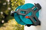 Gardena Classic Wall Hose Reel Set 50: Enrollador de manguera móvil, compacto, montable en la pared y extraíble en cualquier momento, con manguera de 20 m, boquilla pulverizadora y piezas de sistema (8009-20)