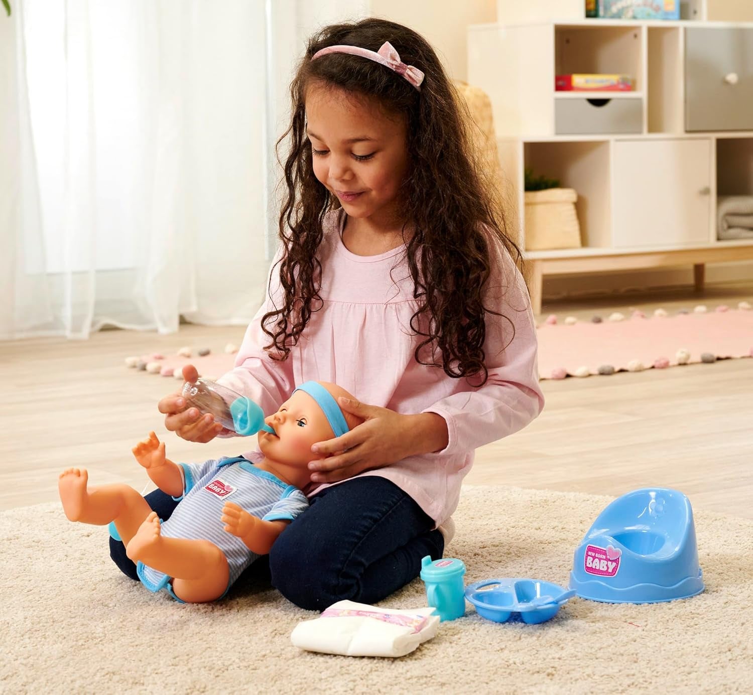 Simba 105030044 - Muñeco Recién Nacido - Niño, Muñeco Completo de Vinilo con Ojos para Dormir, Función para Beber y Mojar y Accesorios, 8 Piezas, 43cm, Muñeco Bebé, Edad 3+