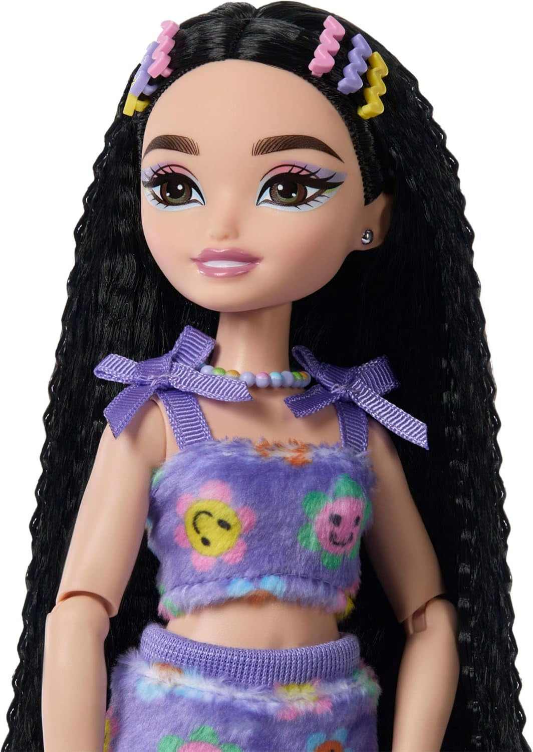 Muñeca Barbie Dream Besties y accesorios, muñeca Barbie Renee de moda con patinaje sobre ruedas y pelo negro, 12 accesorios temáticos con vídeos y comida, JFX99