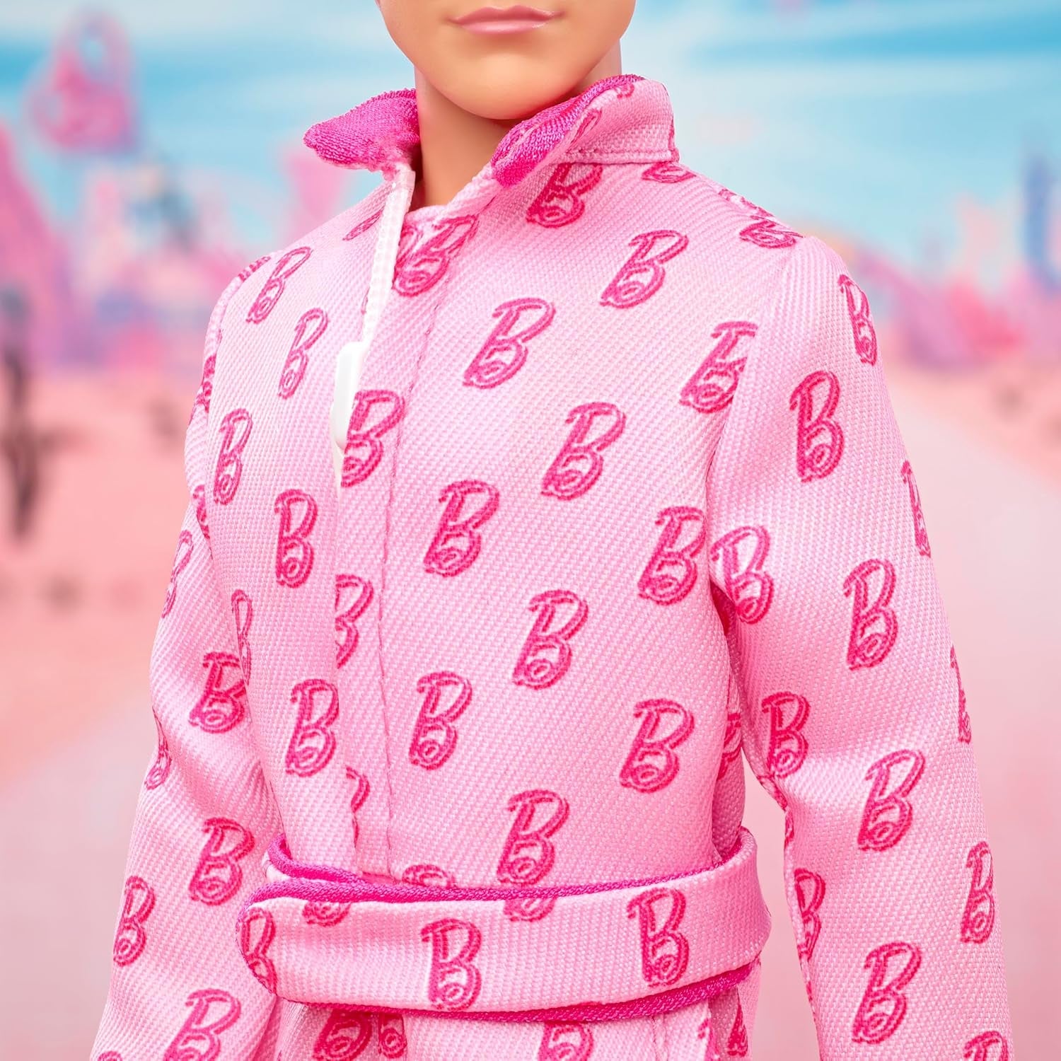Barbie The Movie - Ken-Sammelpuppe, Ryan Gosling y Ken en rosafarbenem Overall con "B"-Aufdruck, weißen Sneakern und Bunten Inlineskates, JCP80