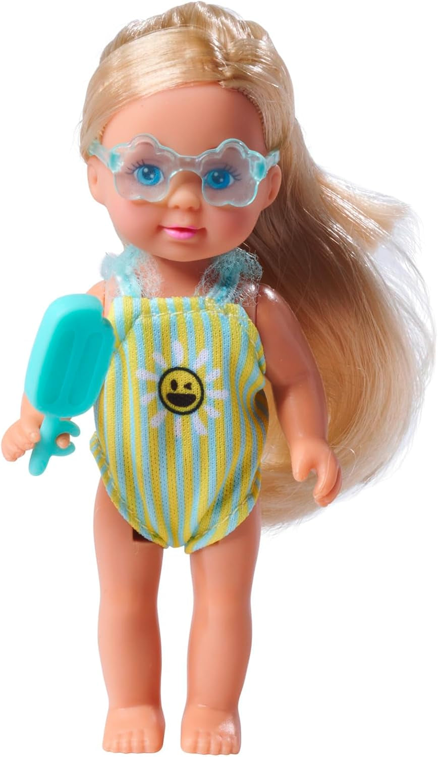 Simba Evi Love Travel, 2 modelos surtidos, Solo se entregará UN artículo, Muñeca en una maleta con ruedas, Lleva un traje de baño con volantes, Incluye gafas de sol y helado, 12 cm, Edades 3+