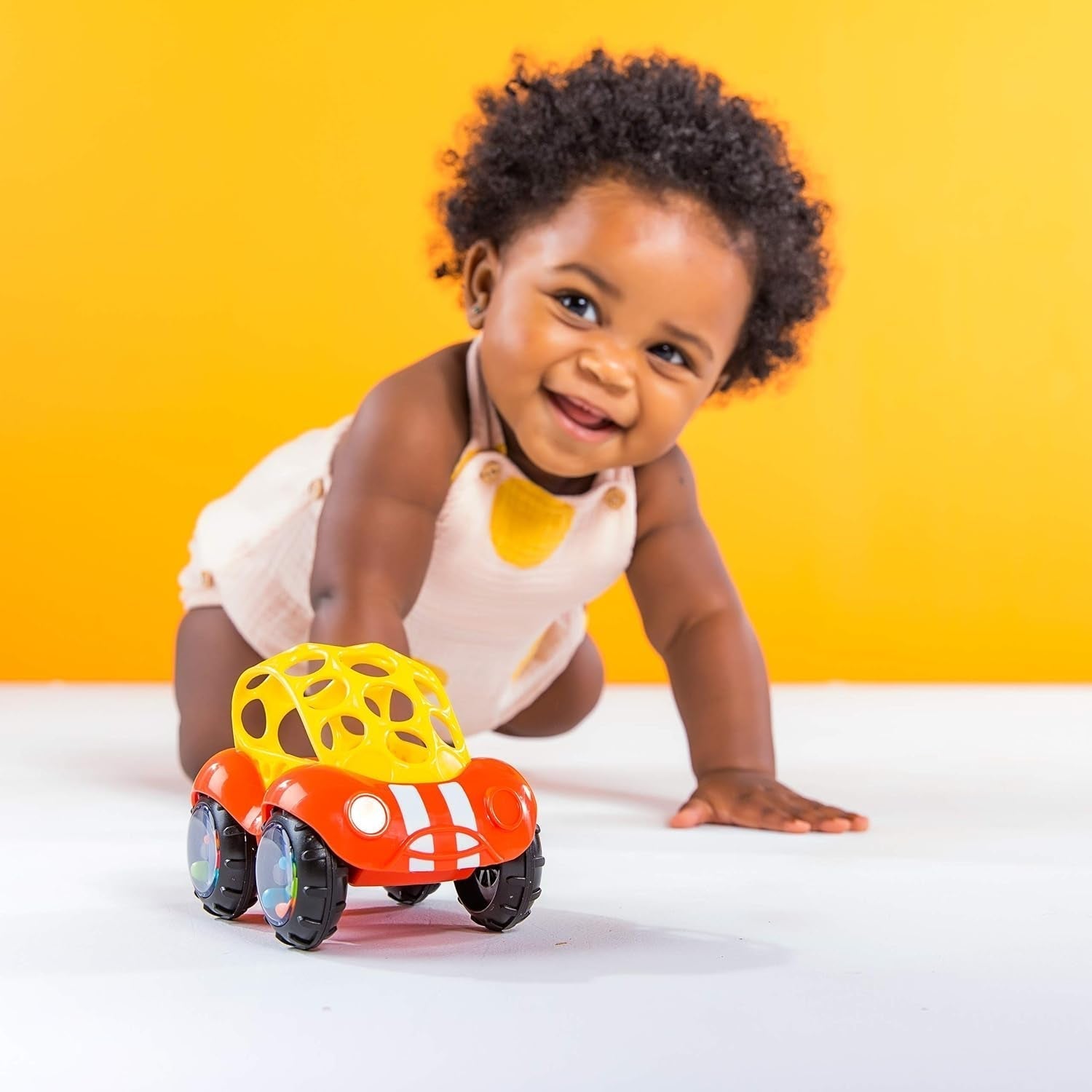 Bright Starts Sonajero Oball Coche Juguete de Actividad Motorizada para Bebés y Niños Pequeños a Partir de 3 Meses 1 Pieza Color Aleatorio Azul o Rojo Juguetes para bebés Naty Shop