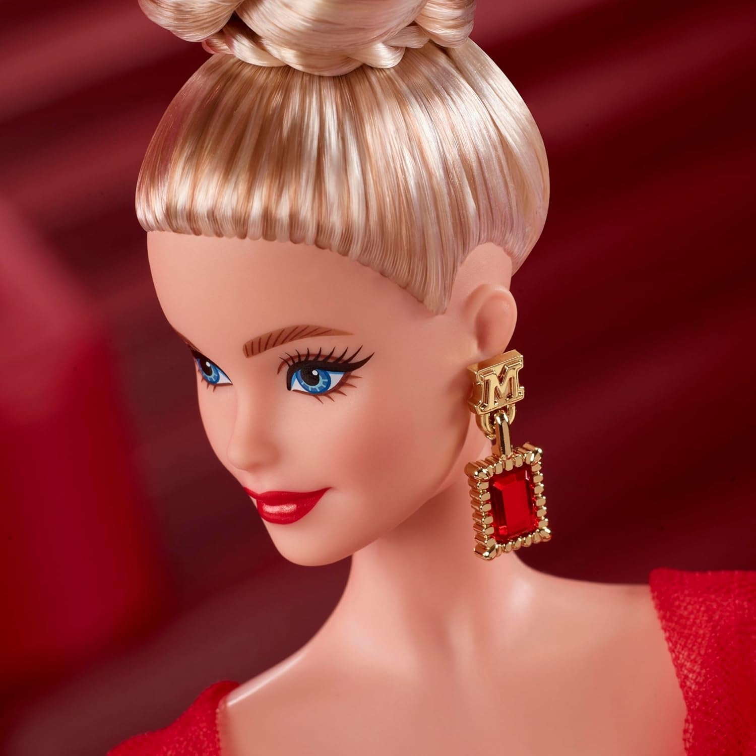 Barbie Signature Doll Figura coleccionable Mattel del 80 aniversario con vestido de tul rojo brillante con aretes de lágrima y guantes delicados Cabello rubio JBJ17