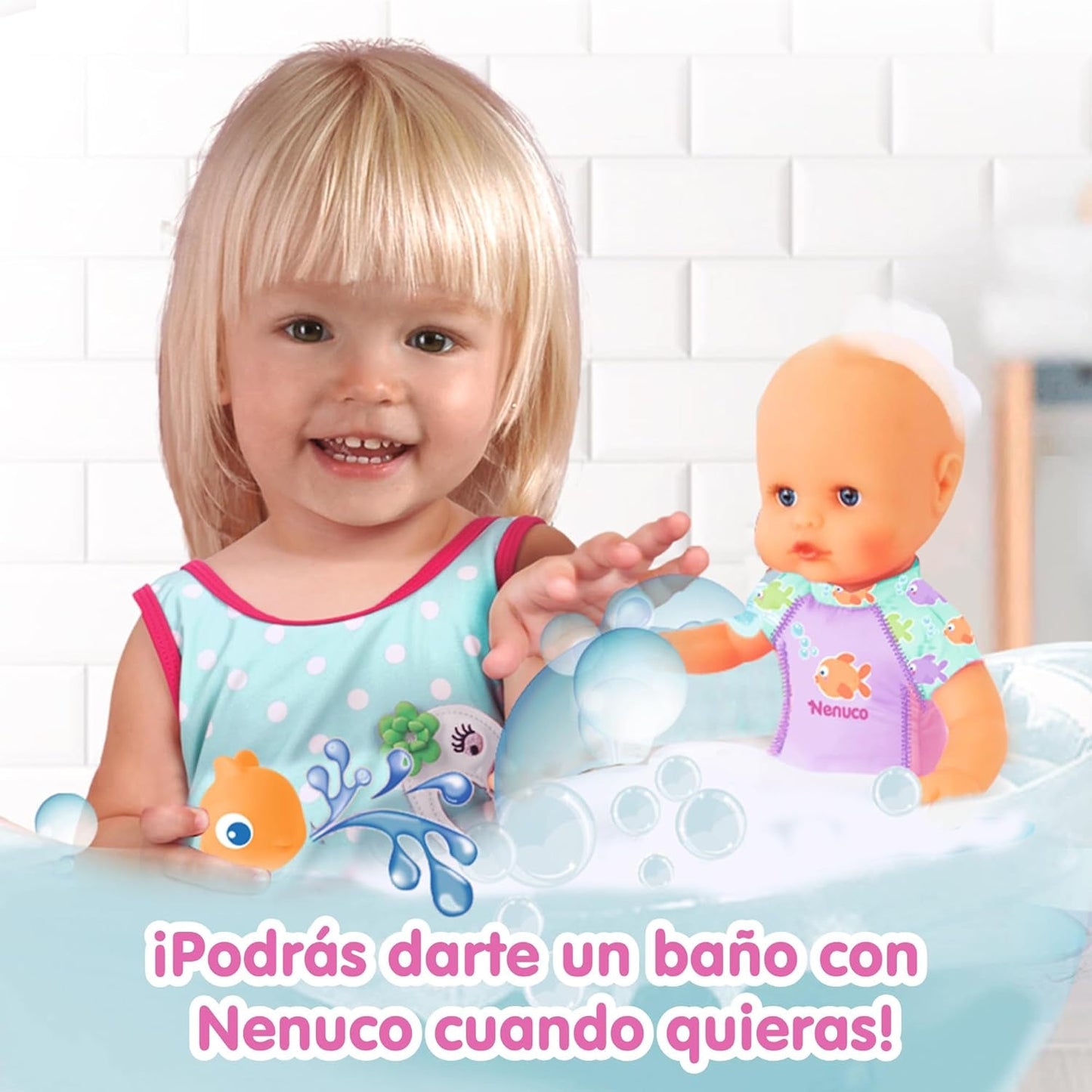 Mi primer baño: Un muñeco blandito con cuerpo impermeable, apto para usar en la bañera, la piscina y el mar. Incluye traje de baño y un pez colocado en el agua.