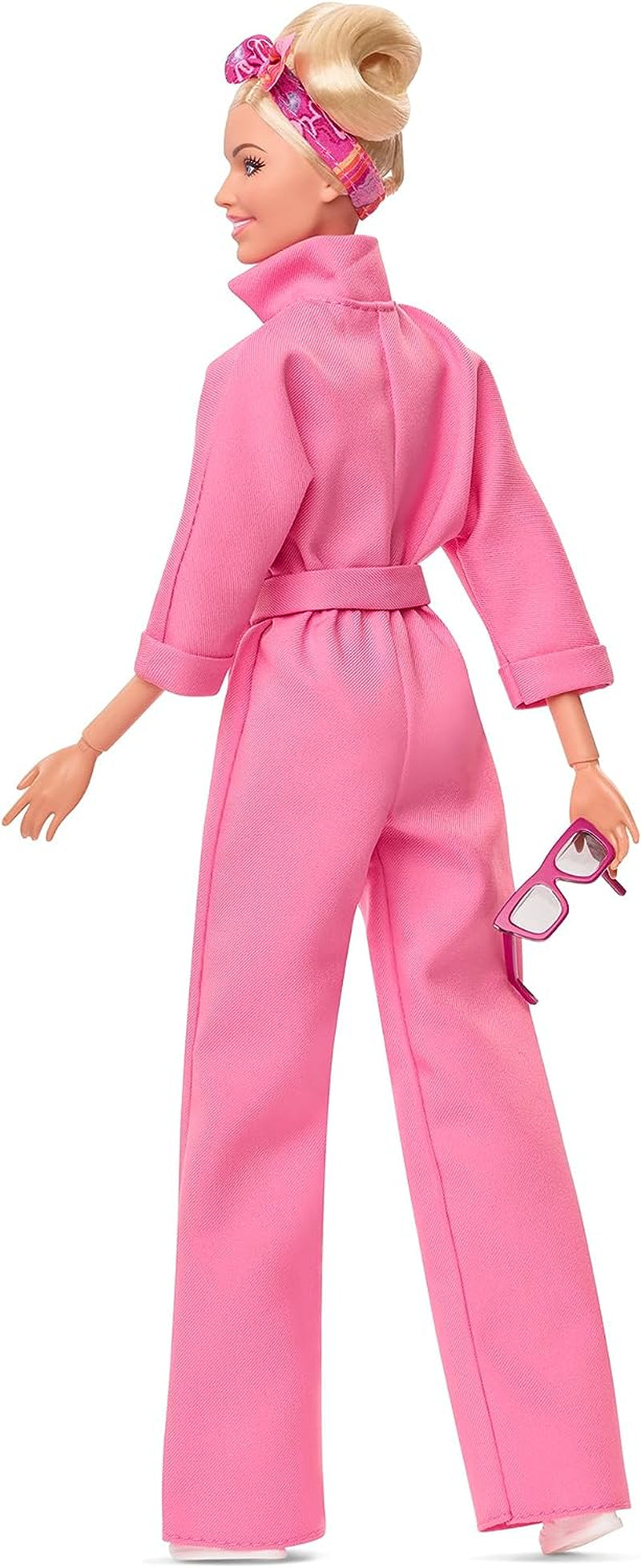 BARBIE LA PELÍCULA Margot Robbie - Puppe mit Kaugummi-Rosa jumpsuit, Messy Updo, Sonnenbrille, Kopftuch, Wedge-Sneakers, Sammlerverpackung, für Kinder ab 3 Jahren, HRF29