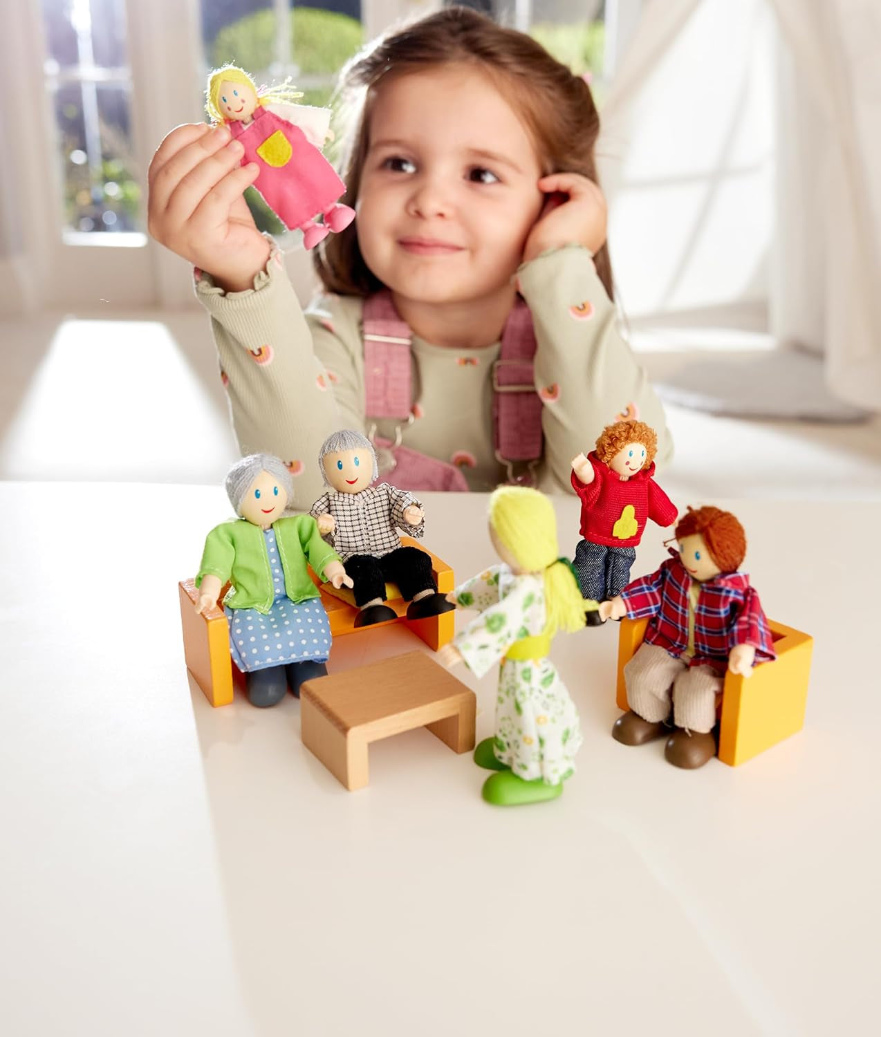 Hape Doll Family Juego de casa de muñecas galardonado, accesorios únicos de madera para casa de muñecas, juego imaginativo, 6 miembros de la familia de muñecas, a partir de 3 años