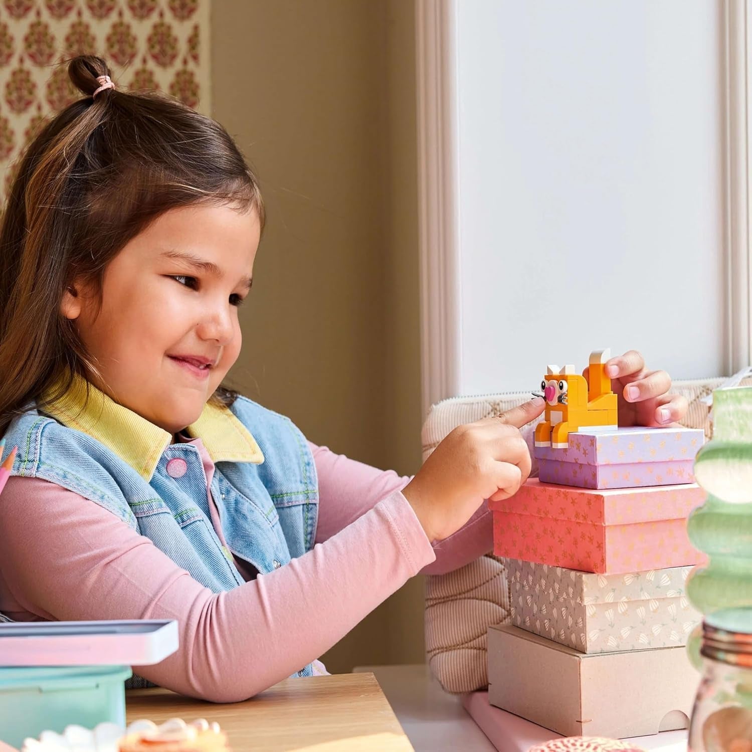 LEGO Classic Creative Fun Box, Ladrillos de construcción de colores para juegos de rol imaginativos, Set de construcción para principiantes, Juguetes para niñas y niños a partir de 5 años, Modelos reconstruibles 11042 Juegos de construcción Besuche den LEGO-Store