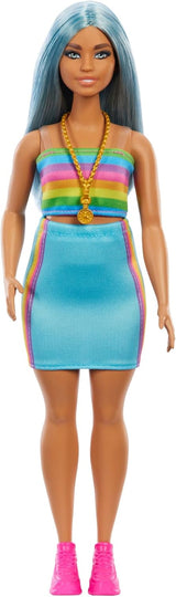 Muñeca Barbie Fashionistas núm. 218 con cabello largo azul, blusa arcoíris y falda turquesa, muñeca de moda coleccionable del 65 aniversario, HRH16