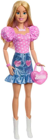 Muñeca Barbie de moda, 71cm, rubia, con ropa desmontable, falda vaquera superior rosa, botas vaqueras, collar y bolso HYT84