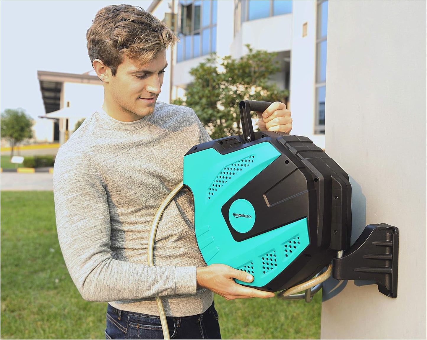 Amazon Basics Enrollador de manguera de pared con manguera, enrollado automático, 15 m, verde marino, negro