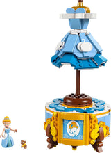 LEGO Ç€ Vestido de Cenicienta de Disney Princess, juguete para niños y niñas a partir de 9 años - incluye una percha para vestidos, una minimuñeca de Cenicienta y una figura de ratón - Creative Playset 43266 Juegos de construcción Beuche den LEGO-Store