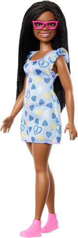 Muñeca Barbie Fashionistas núm. 229 personas con síndrome de Down con un vestido con estampado de corazones desarrollado en colaboración con la Sociedad Nacional del Síndrome de Down, HYK14