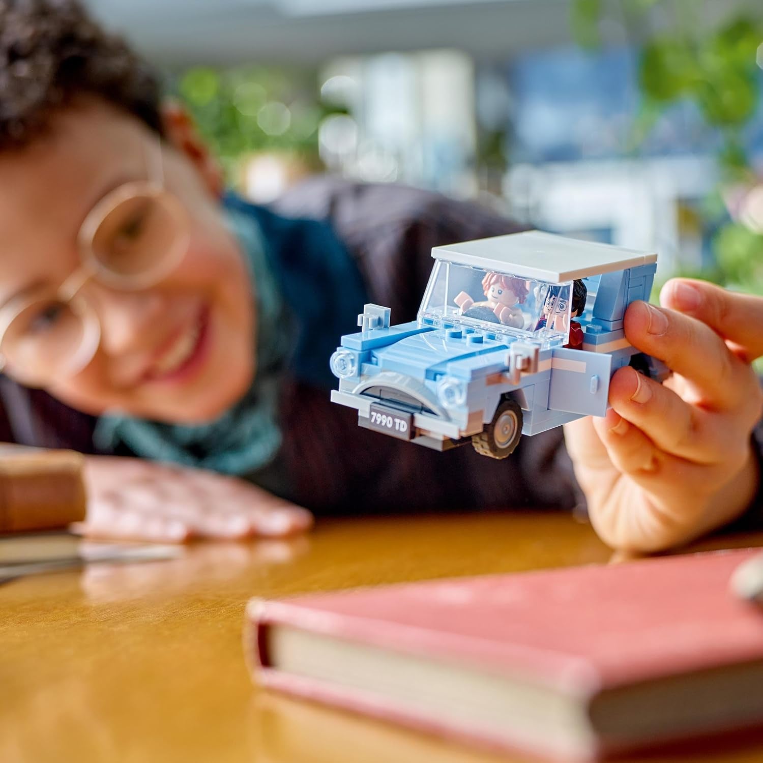 LEGO Harry Potter Coche de juguete de construcción Ford Volador Inglaterra para niños, regalo para niños, niñas y todos los fanáticos a partir de 7 años, set con 2 minifiguras que incluyen el juego de rol de Ron Weasley 76424 Juegos de construcción Besuche den LEGO-Store