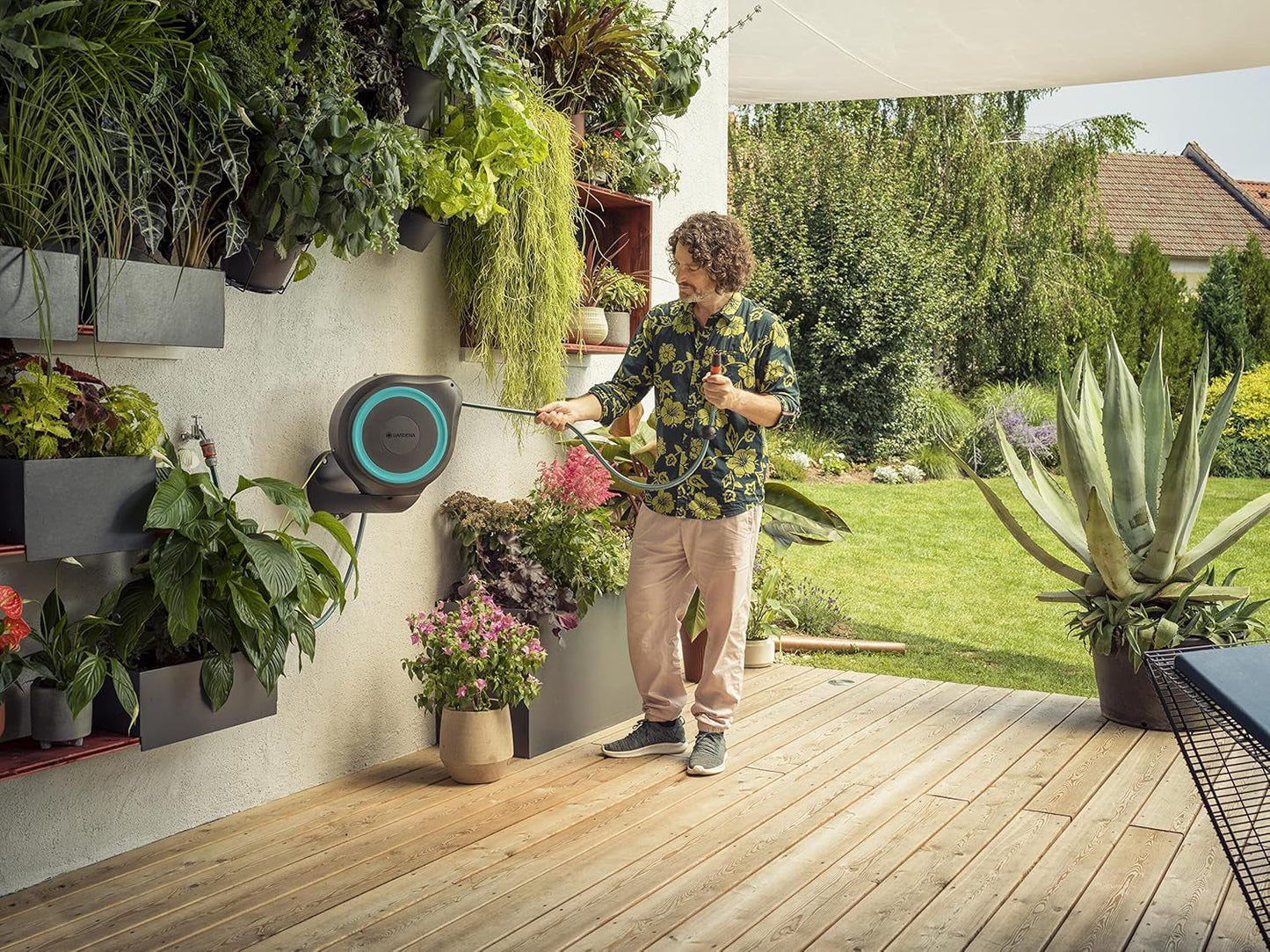 Caja de manguera de pared Gardena RollUp M (turquesa) 20 m: riego flexible para jardines de tamaño mediano, carrete de manguera giratorio, con soporte de pared, componentes del sistema y boquilla rociadora, incluida manguera de 20 m (18610-20)