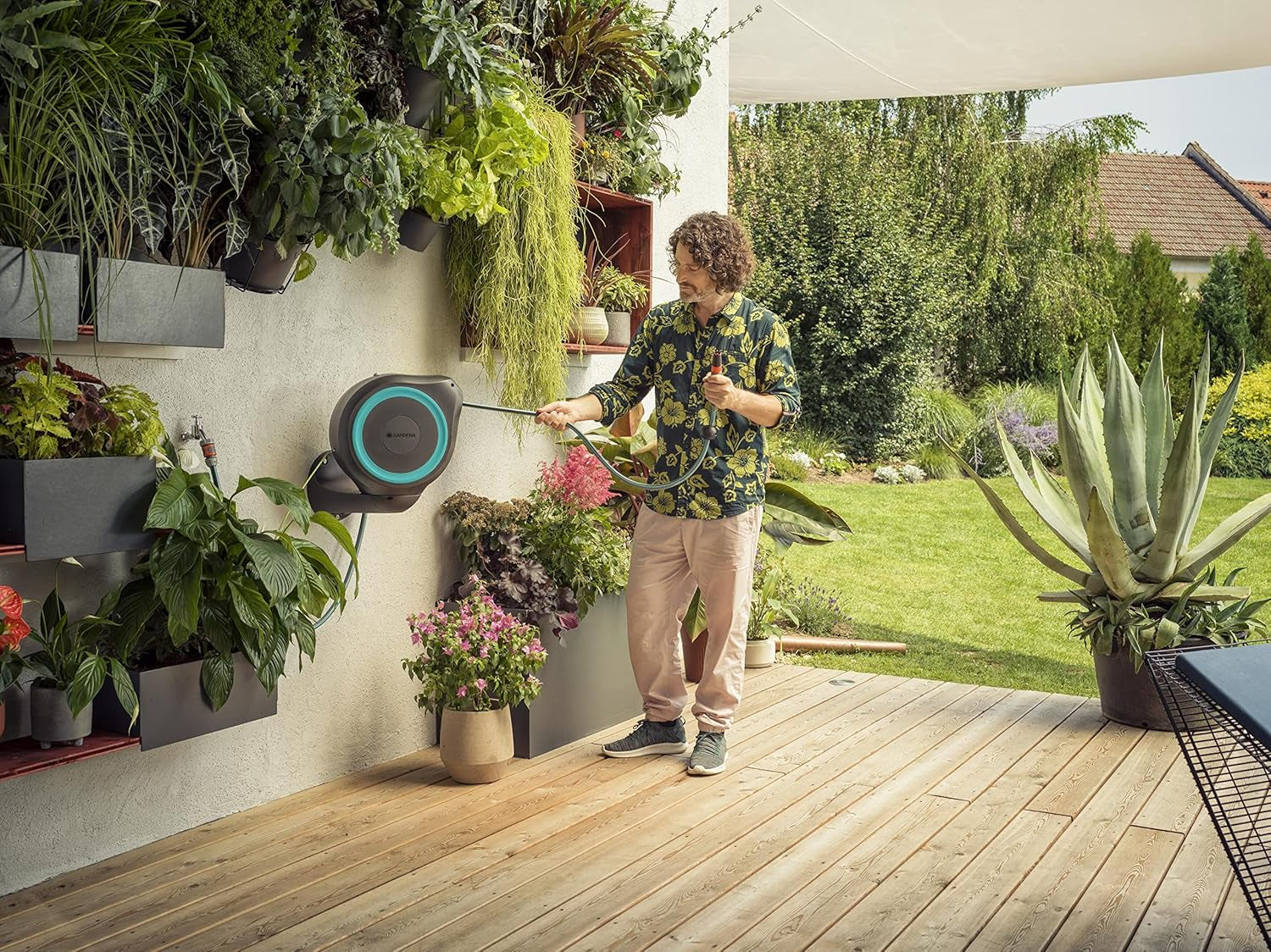 Caja de manguera de pared Gardena RollUp M (turquesa) 20 m: riego flexible para jardines de tamaño mediano, carrete de manguera giratorio, con soporte de pared, componentes del sistema y boquilla rociadora, incluida manguera de 20 m (18610-20)