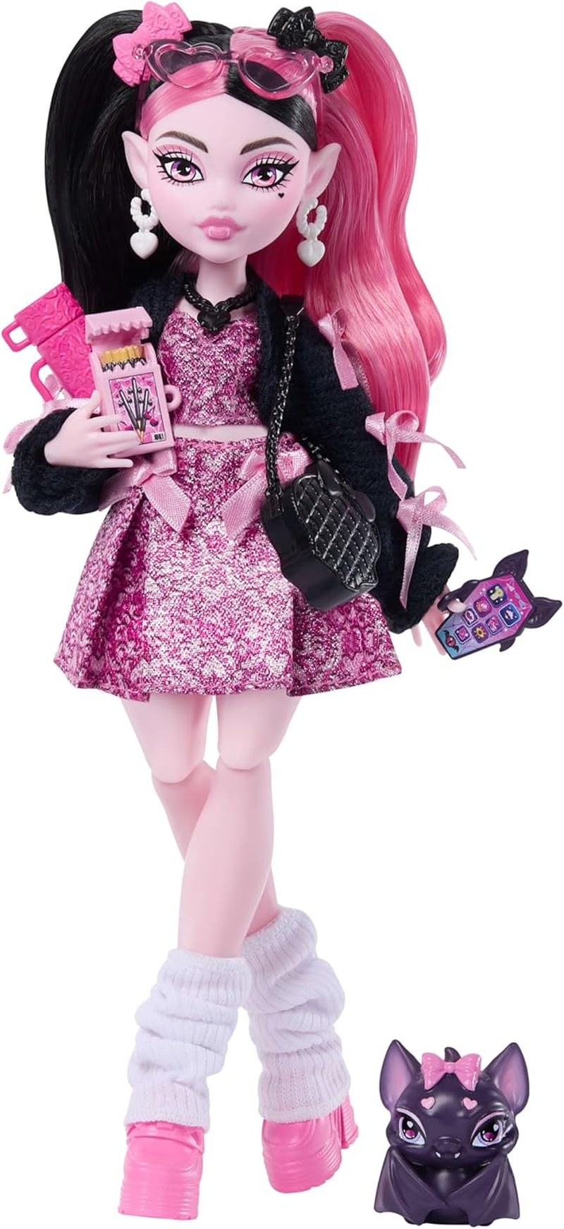 Muñeca Monster High Draculaura con vestido rosa con lazos y cárdigan negro con el Fabuloso Murciélago y 7 accesorios que incluyen ramen, lápiz labial y bolso, JHK29
