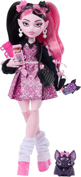 Muñeca Monster High Draculaura con vestido rosa con lazos y cárdigan negro con el Fabuloso Murciélago y 7 accesorios que incluyen ramen, lápiz labial y bolso, JHK29