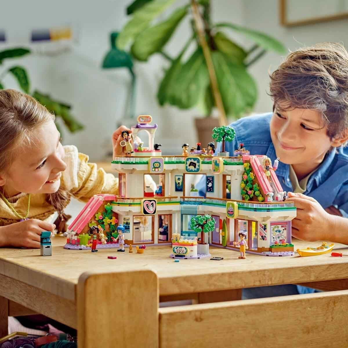 LEGO Store Friends Heartlake City Casa de muñecas de juguete para niñas y niños Juego de figuras que promueve el desarrollo socioemocional Regalo para niños de 8 años 42604 Juegos de construcción Besuche den LEGO-Store