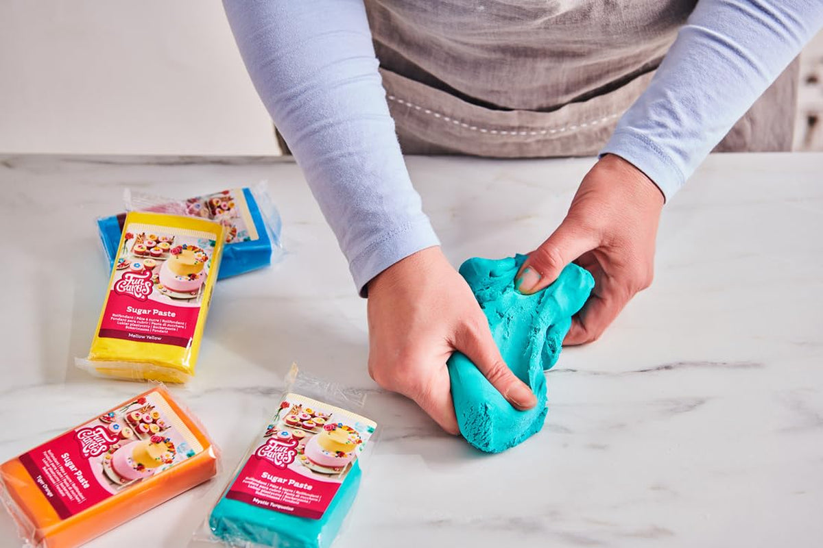FunCakes Fondant Laminado Azul Bebé: Fácil de usar, liso, flexible, suave y maleable, perfecto para decoración de tartas, halal, kosher y sin gluten. 1 kg de pasta de azúcar Naty Shop