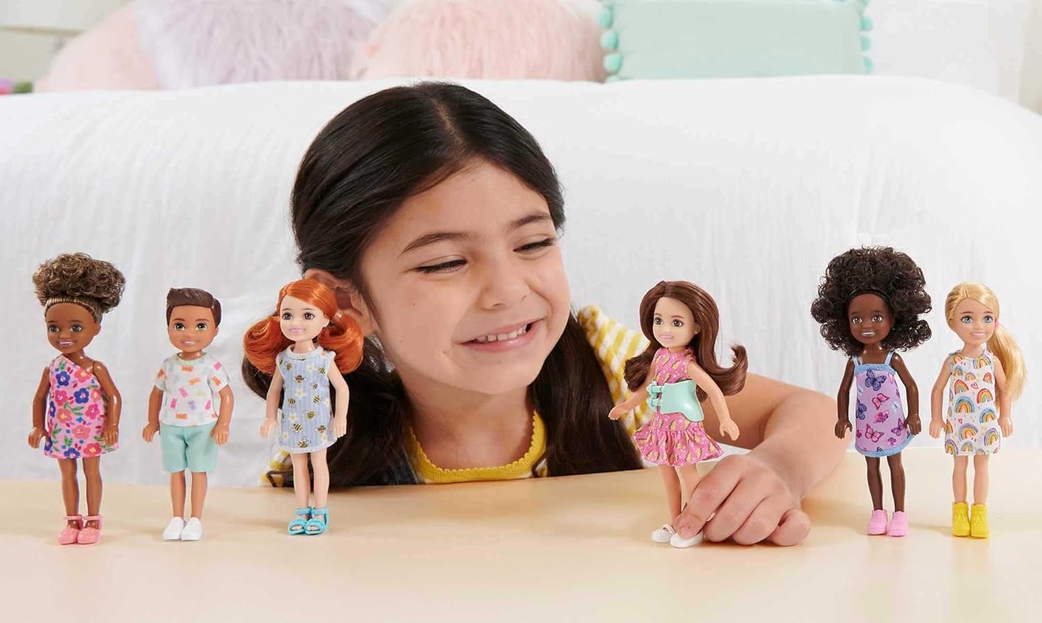 Barbie Chelsea Club – HGT07 – Muñeca articulada de 15 cm con flor rosa y raza mixta