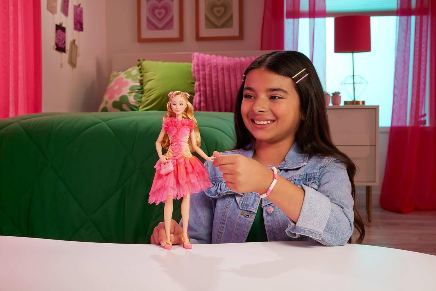 Mattel Wicked Glinda Fashion Doll y accesorios con cabello rubio, varias poses posibles y apariencia de vestido de fiesta desmontable, HXT63
