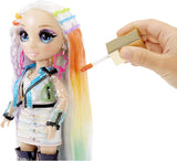 Rainbow High Hair Studio - Exclusivo juego de muñeca Amaya Raine con pelo largo para peinar - Incluye tiza lavable, cepillo para el pelo y accesorios - Regalo para niños a partir de 6 años