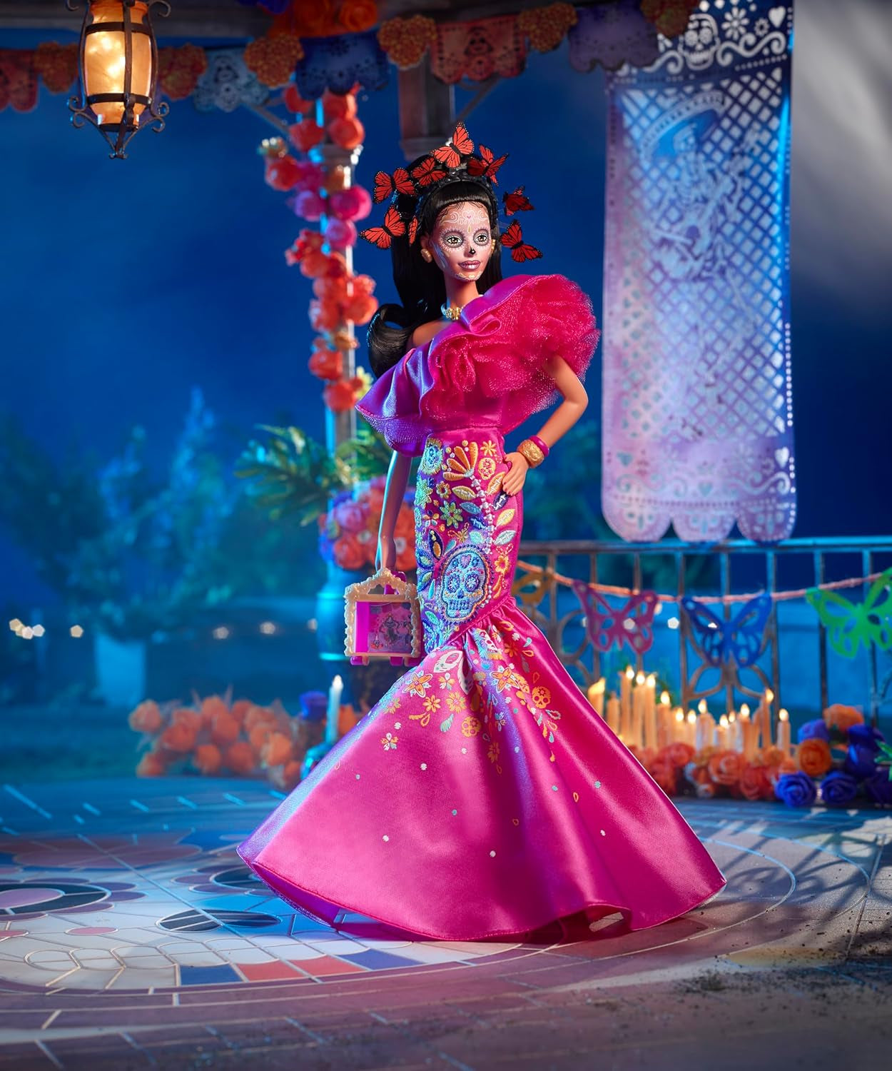 Muñeca Barbie del Día de los Muertos - Edición limitada con vestimenta tradicional y joyería, incluye soporte y certificado de coleccionista, para coleccionistas y fanáticos de 6 años en adelante, HJX14
