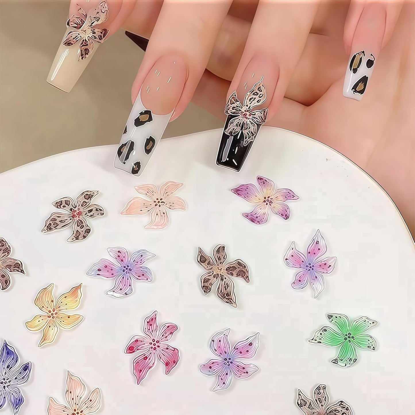 Juego de 50 colgantes de uñas 3D Blume, Bunte Nageldesign Zubehör, Nägel Charms y Nagel Art Charms, perfecto para Nailart, Maniküre Dekoration y DIY Nageldesign