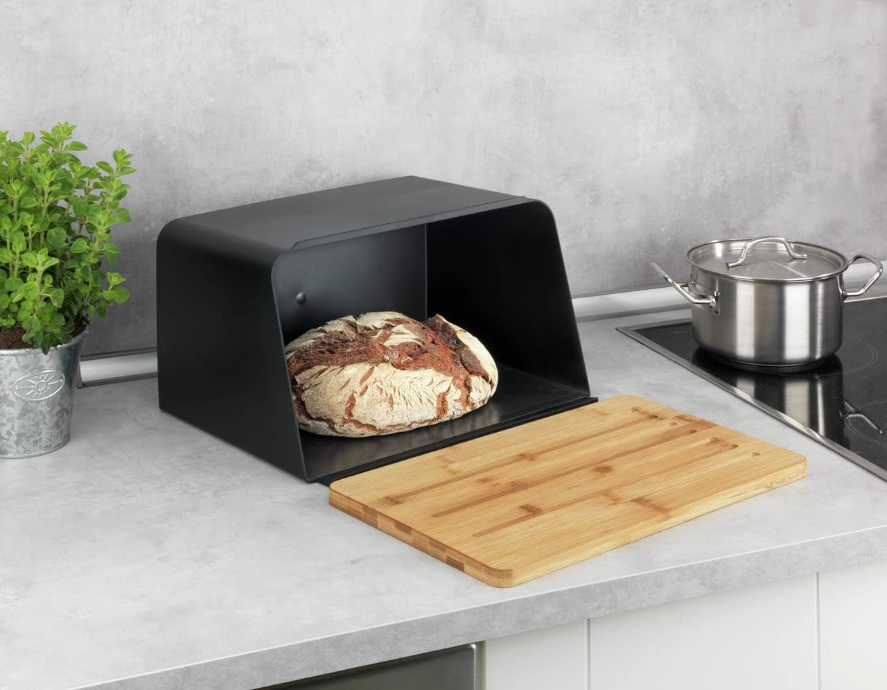 WENKO Kubo Panera con Tabla de Bambú, Versátil Panera con Tapa y Tabla de Cortar de Bambú Integrada, Caja de Almacenamiento de Alimentos, Almacenamiento de Pan Duradero, 35 x 20,5 x 26 cm, Cajas de Almacenamiento de Alimentos Negras/Naturales Naty Shop