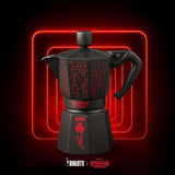 Bialetti Moka Express Stranger Things Cafetera de 6 tazas, botón musical con función de carga USB-C, no apta para placas de inducción, 6 tazas (270 ml), negra