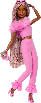Muñeca Barbie Deluxe Estilo no. 3 con traje Barbiecore, cabello rubio recogido en moño alto, vestido rosa pastel con lazo extragrande y accesorios como medias de rejilla, HYV27 Naty Shop Brown Dolls