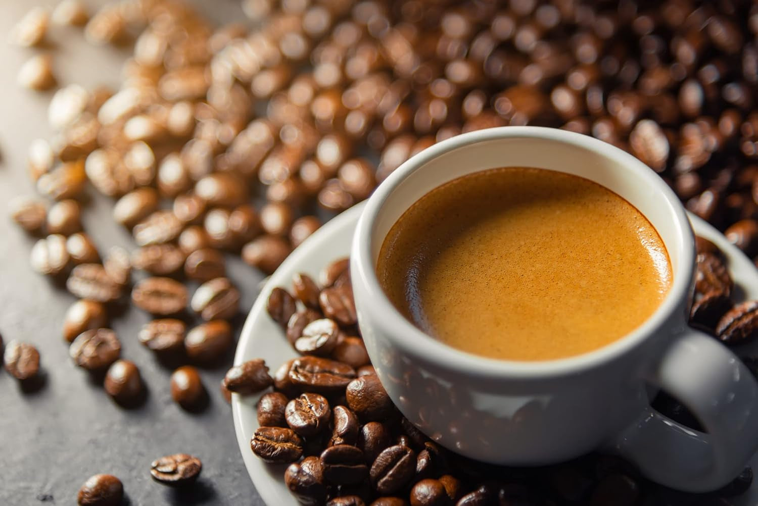 Caffe Crema E Aroma Kaffeebohnen 2kg (4x500g), Barista Kaffee schokoladig und säurearm, Espressobohnen kräftig, Bohnenkaffee mit Arabica und Robusta, fine Crema, ideal für Milchkaffee