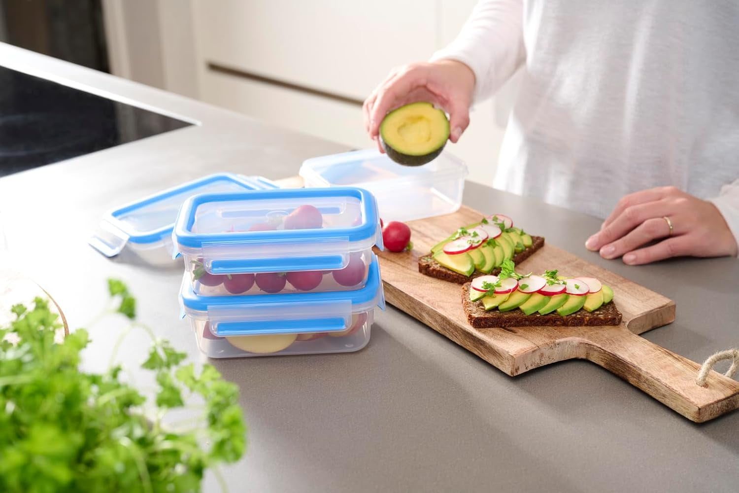 Emsa 508558 Contenedores de almacenamiento de alimentos Clip & Close | Juego de 3 piezas | 3 x 1 litro | -40 a +100 grados | plástico | 100% sellado | Sello especial para frescura Naty Shop cajas de almacenamiento de alimentos