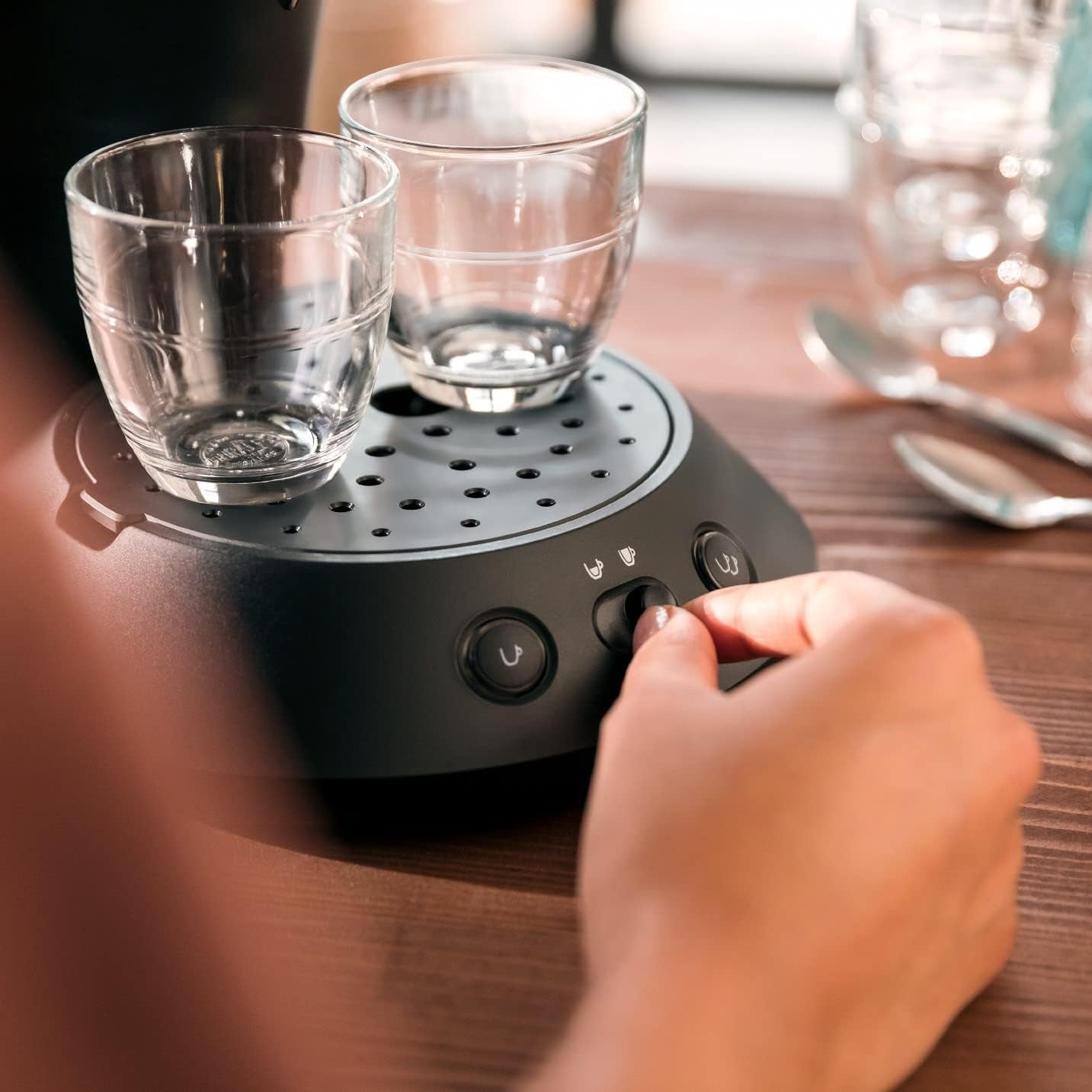 PHILIPS Original Plus Eco cafetera espresso de cápsulas, selección de intensidad de café, tecnología Coffee Boost, 80% plástico reciclado*, consumo energético reducido un 45%**, 2 tazas simultáneamente, negro piano (CSA210/22)