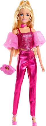 Muñeca Barbie Deluxe Style #5 con un traje rubio rosa metálico con un corpiño brillante y pantalones brillantes, con accesorios que incluyen un collar rosa y un bolso, JFP40
